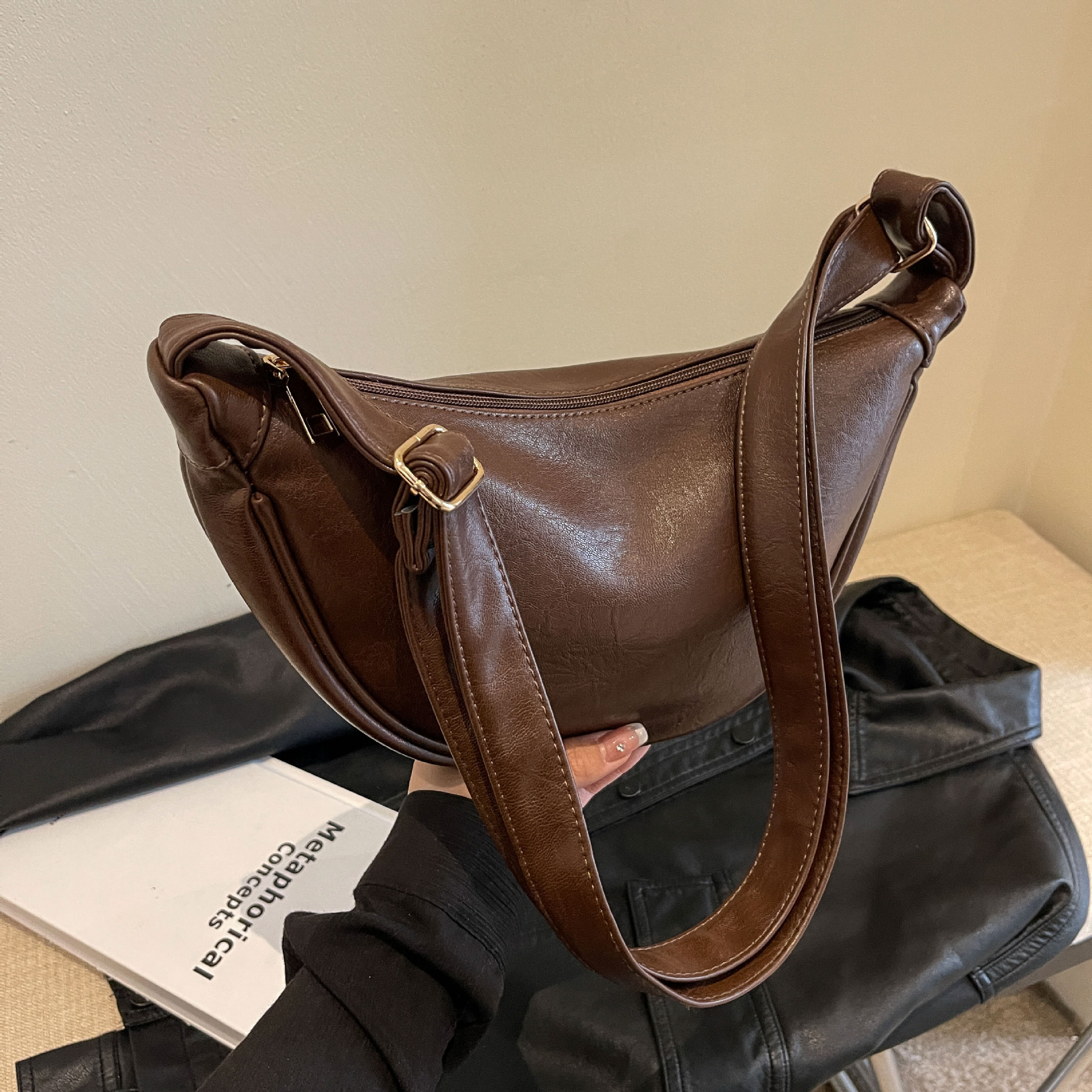 大容量包包女2023新款秋冬潮小众设计单肩斜挎包高级感复古饺子包详情1