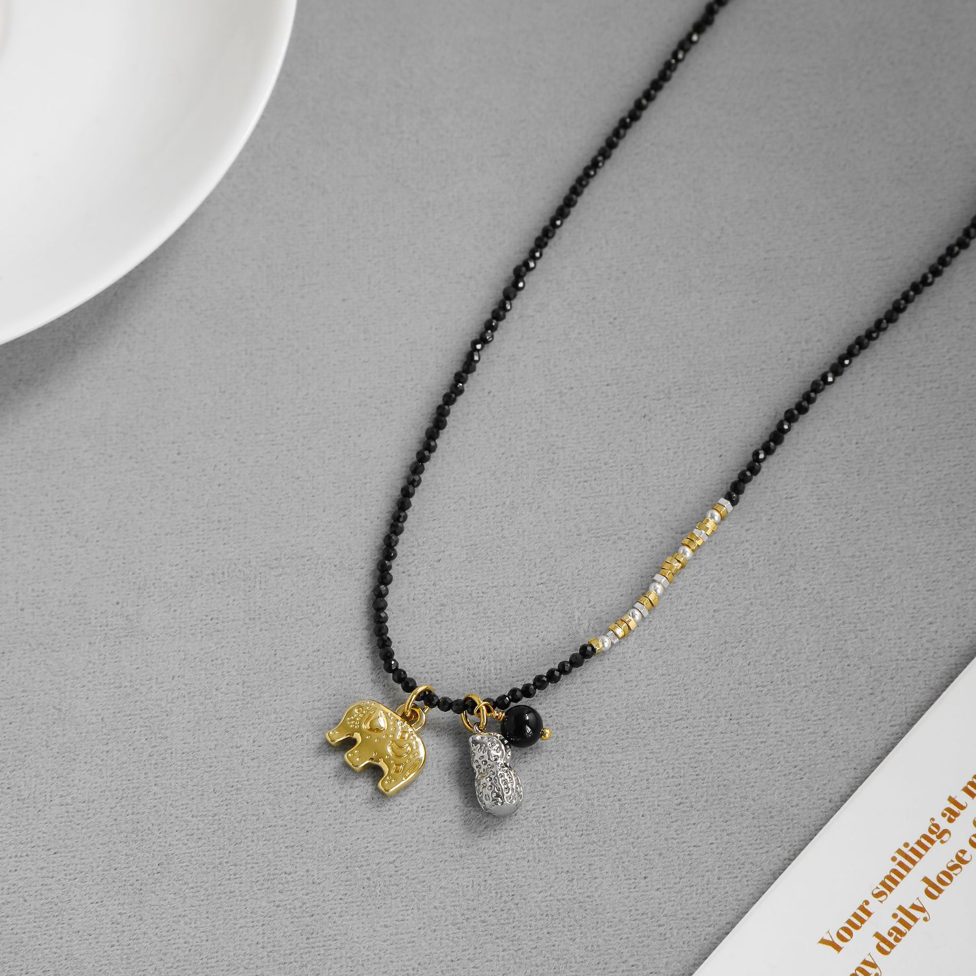 LAZY家好事花生小象项链 气质百搭精致感黑玛瑙串珠小象锁骨链详情7