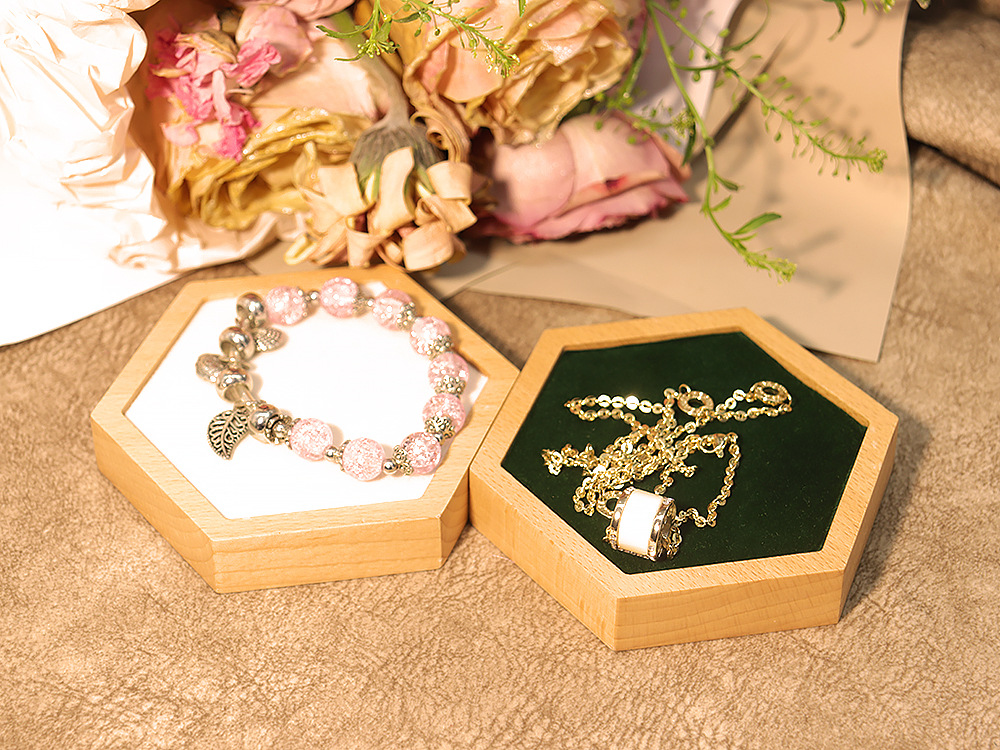 戒指首饰手镯项链吊坠榉木小展示托盘实木珠宝展示盘六边形展示架详情3