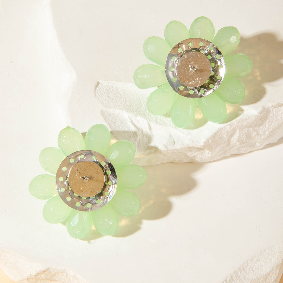 亚马逊跨境清新甜美彩色树脂花瓣花朵耳钉气质多巴胺 耳环耳饰女详情57