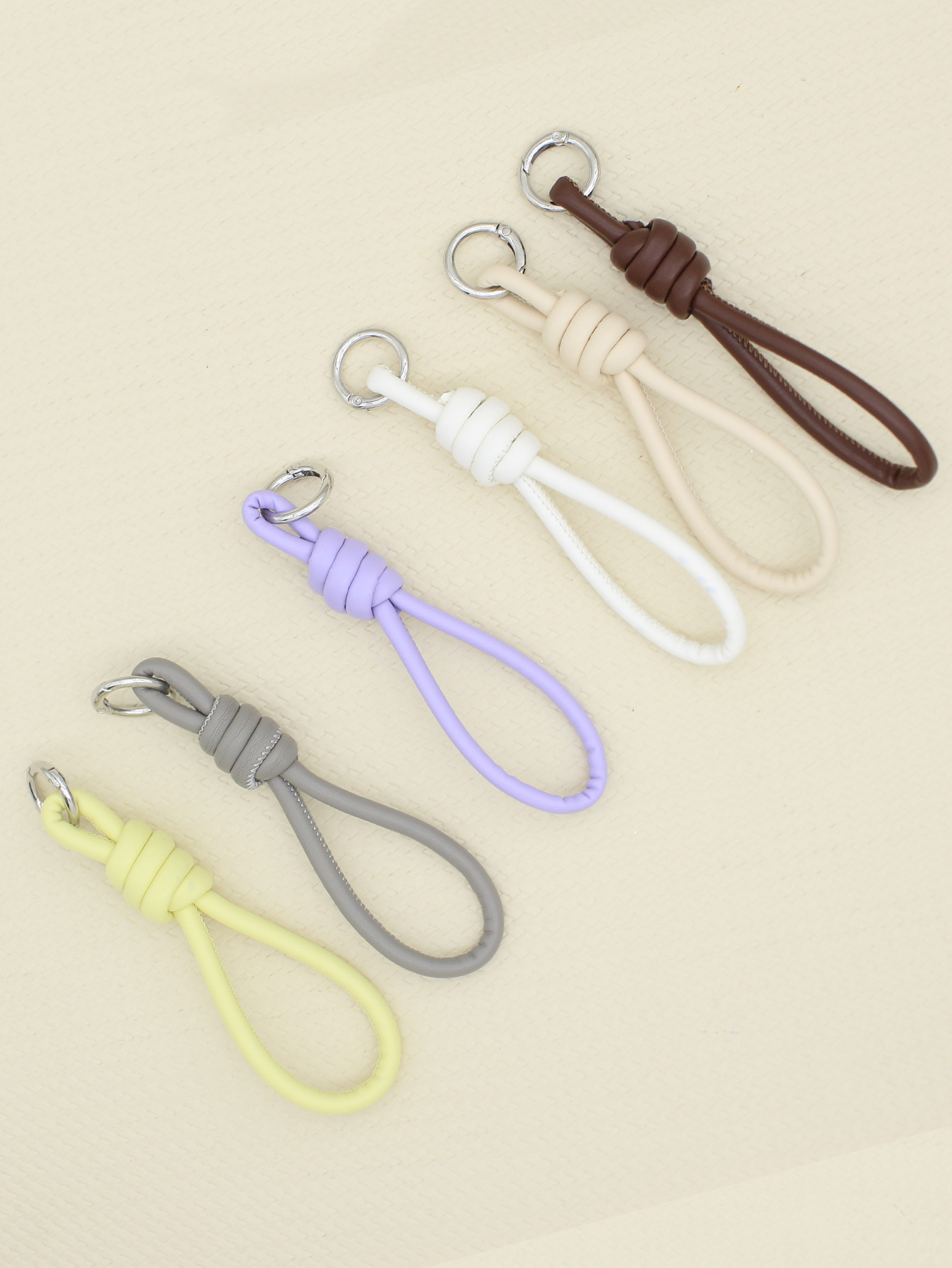 新款简约高级小红书diyPU皮质编织挂件手腕绳钥匙扣包包挂件批发详情5