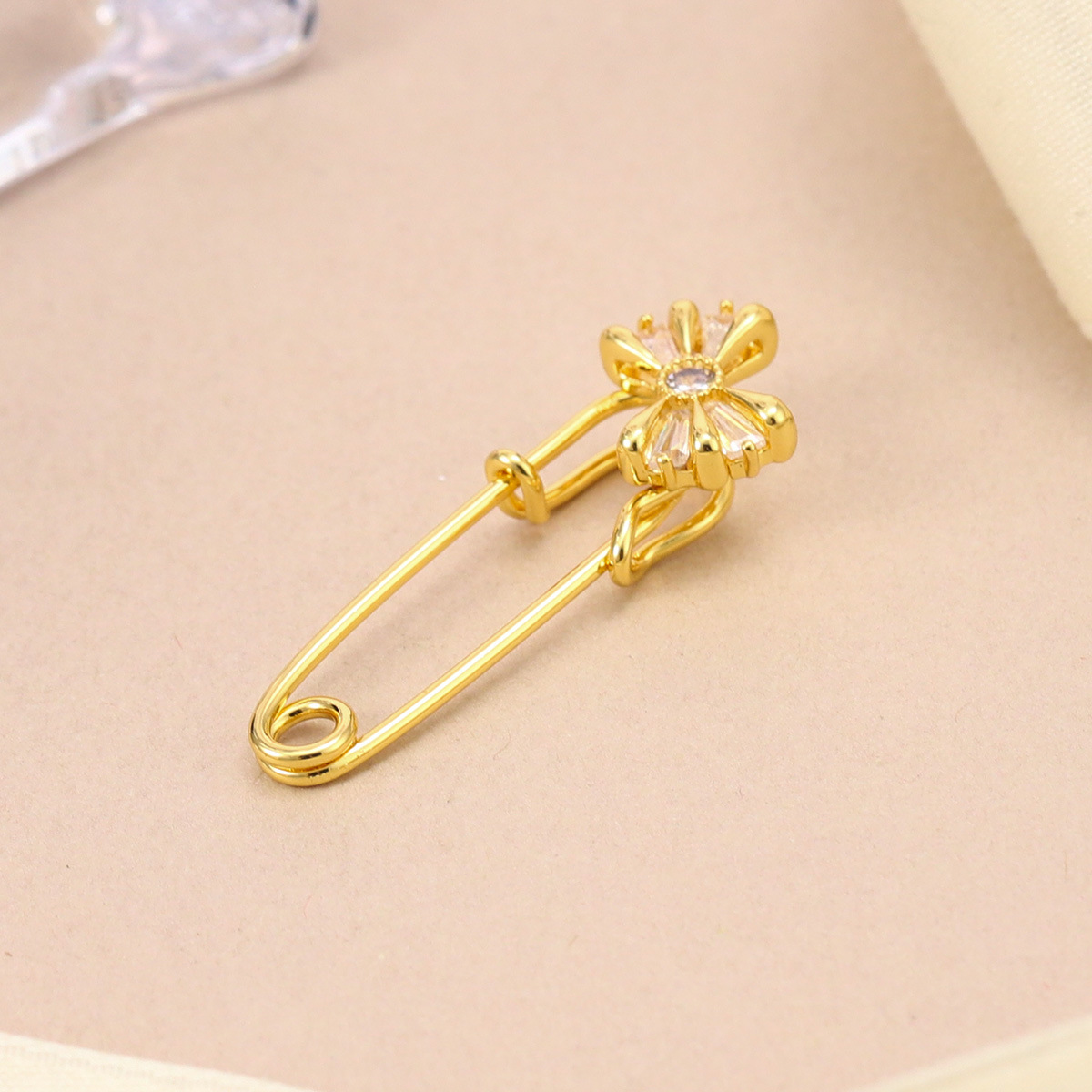 Retro and simple floral painting, oil-dripping long brooch, pearl coat, anti-glare sweater, cardigan button accessory pic 25