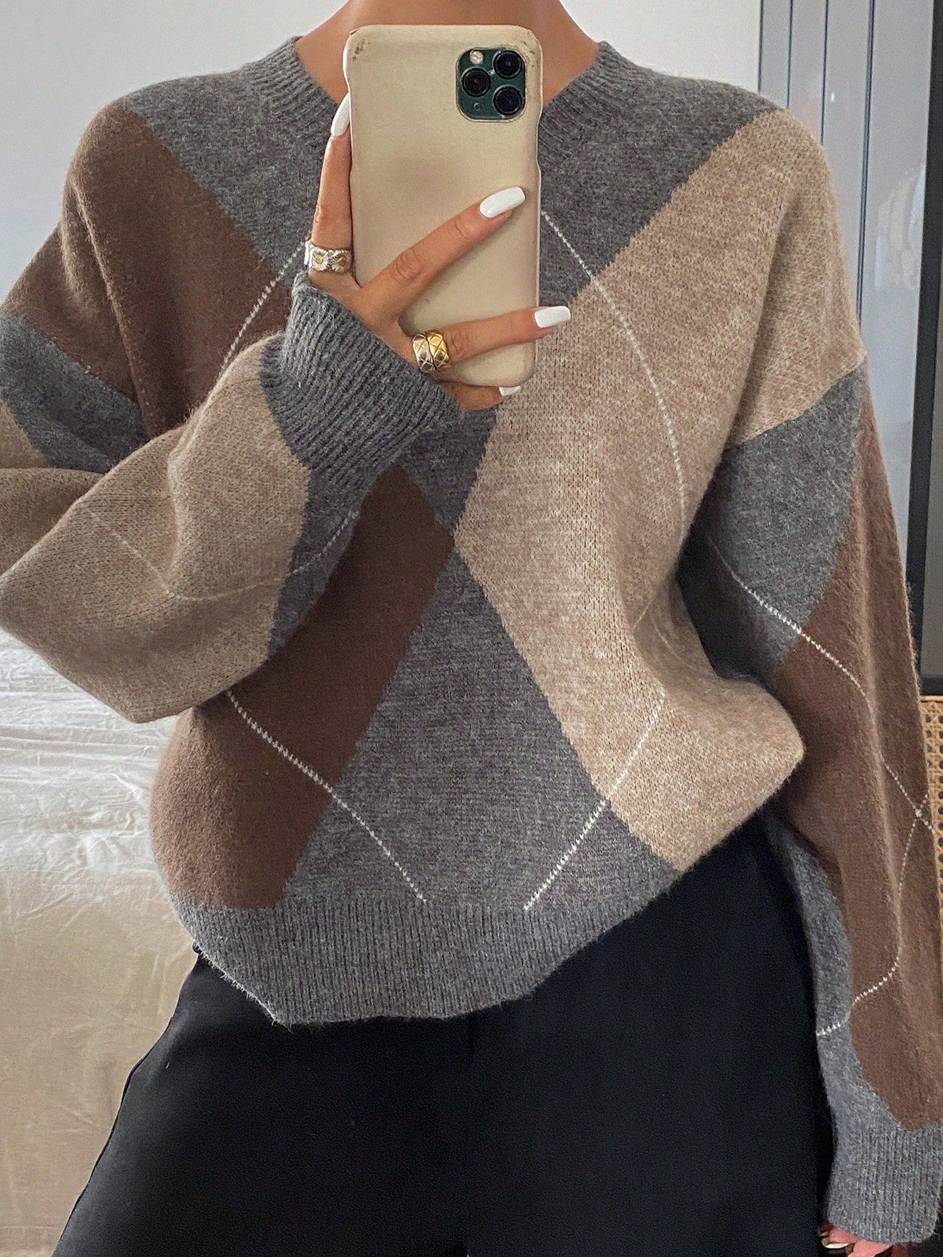 A retro color-blocking diamond-shaped V-neck sweater for women, a laid-back Korean-style knitted sweater, a casual and fashionable base layer for a trendy top pic 7