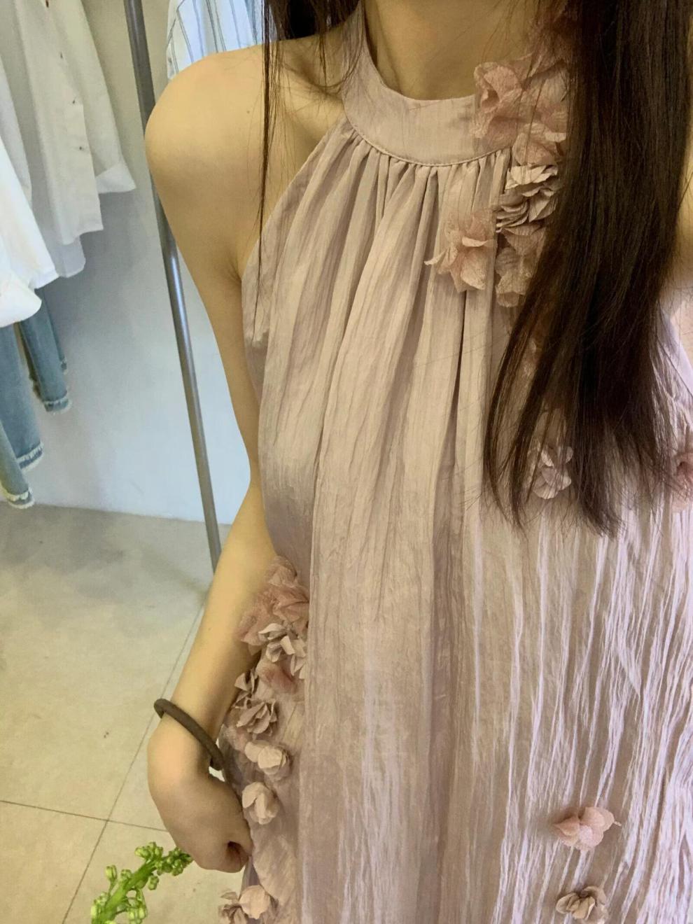 设计感褶皱花朵挂脖吊带连衣裙慵懒风氛围感超仙大摆度假沙滩长裙详情10