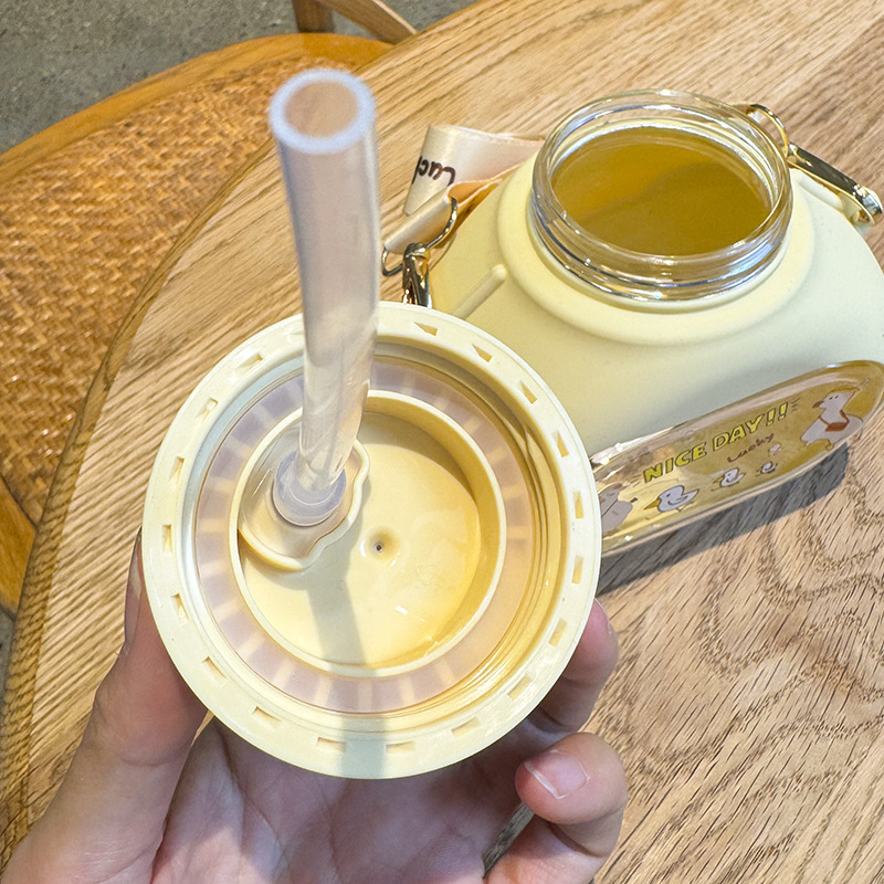 百利友新款小鸭子塑料杯650ML宝宝吸管杯斜跨儿童喝水杯子详情7