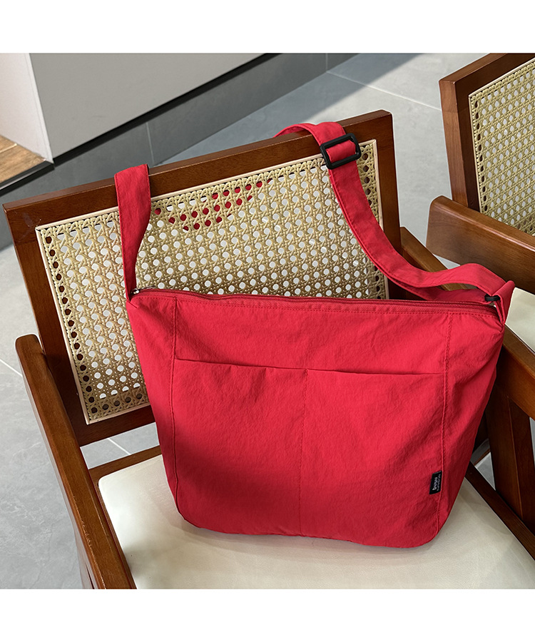 新潮斜挎邮差包日系休闲尼龙单肩托特包男女设计感小众通勤斜挎包详情4