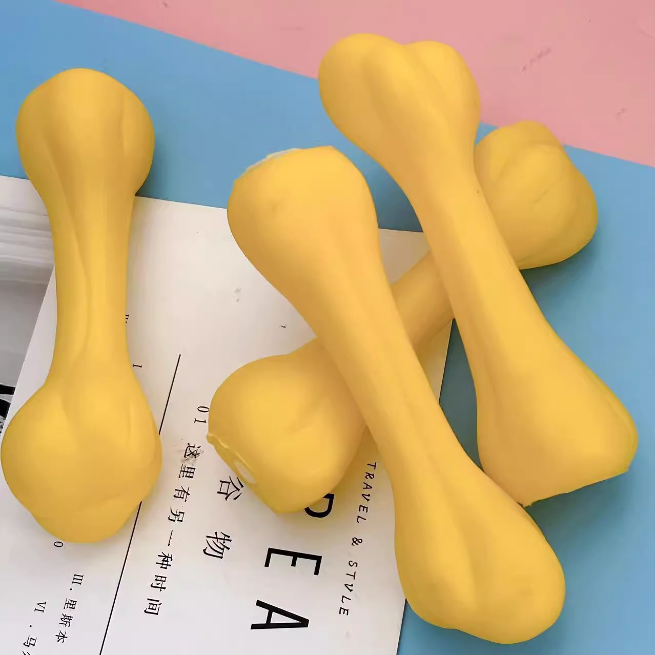 تلعب لعب الكلاب اللدغة، الكلاب الصغيرة التي تعضّ العظامات، الكلاب الصغيرة التي ترعى الحيوانات الأليفة الكبيرة pic 7