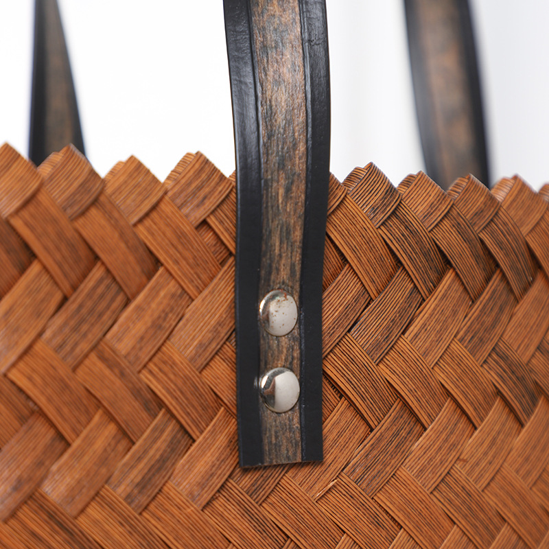 The store manager recommends a new type of woven vegetable basket, a checkered and striped hand-held plastic beach woven bag shopping bag on AliExpress pic 6