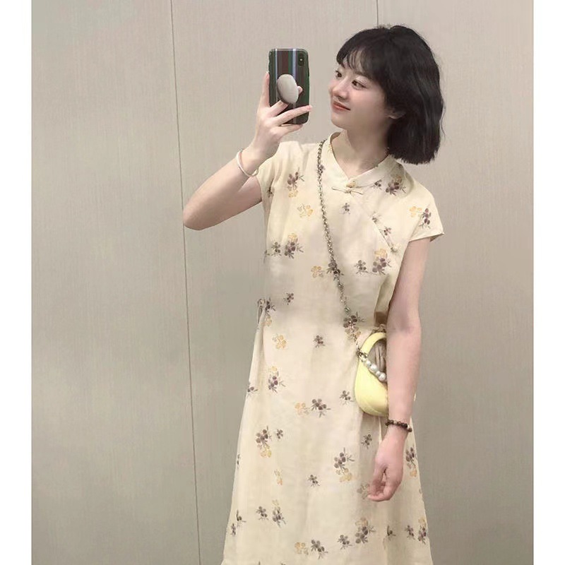 A new Chinese-style modified cheongsam dress for women in summer, featuring button-down floral prints. It is a mid-length dress for petite women with a cinched waist and a slimming look pic 6