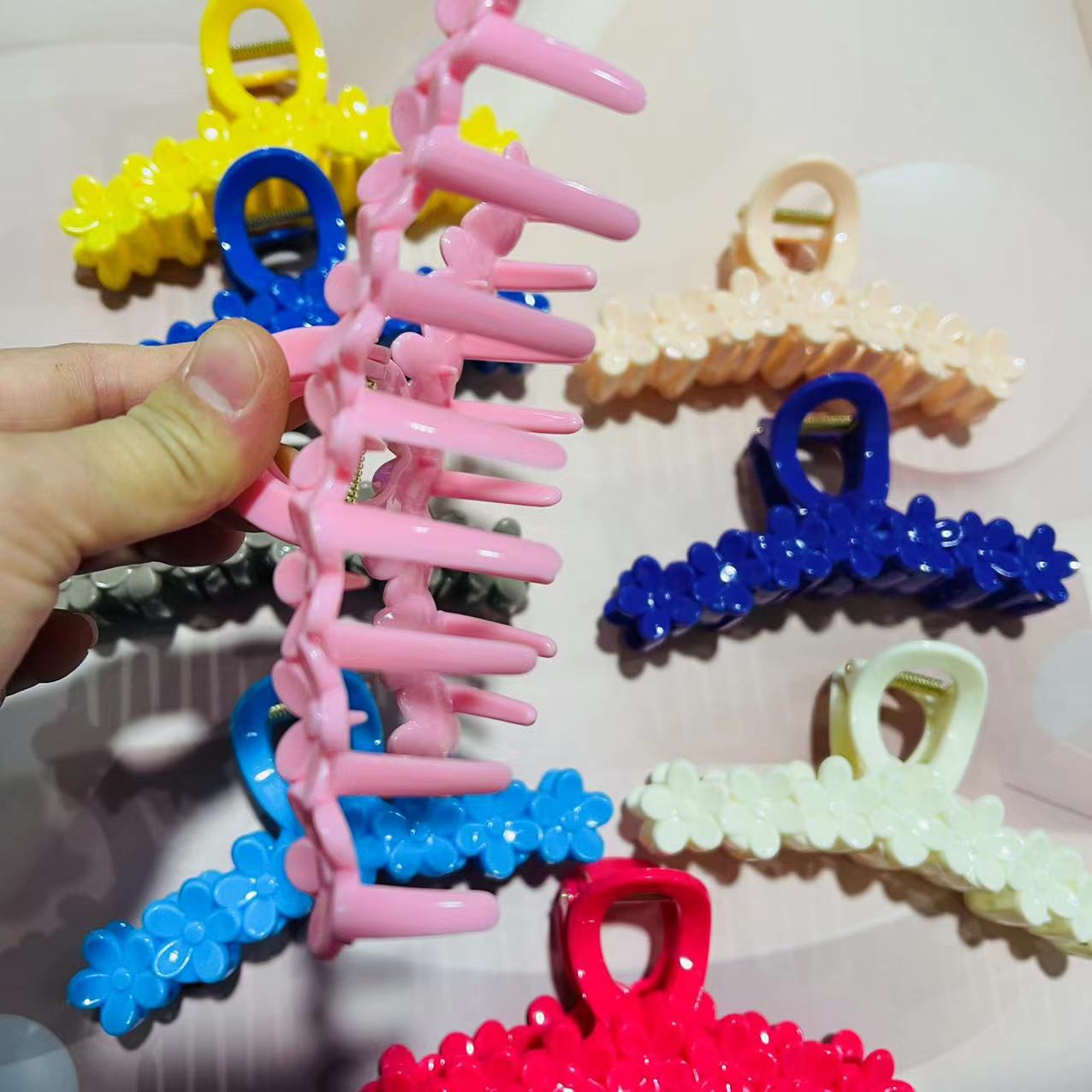 6990 Seven-flower Gripper 12/ pack 840/ box Plum Blossom Color Gripper Fashionable Hair Gripper Plastic Gripper Color Hair Gripper Fishtail Gripper Straight Gripper 1 yuan 2 yuan pic 5