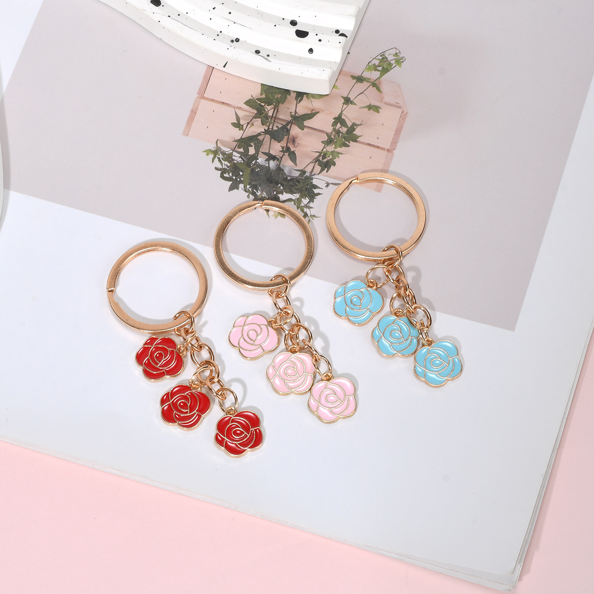精品挂件扣上新小众多色可选节日送礼粉白蓝三朵玫瑰花工艺钥匙扣详情18