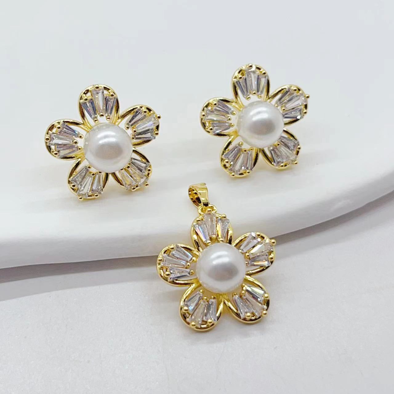 T-square zircon exquisite five-petal flower hollowed-out pearl flower necklace stud set of three accessories, copper-plated 18K color retention pic 3
