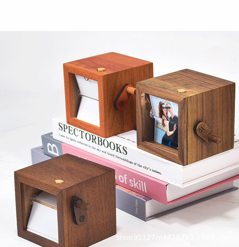 跨境新款木制情侣定制发光木质机械手摇动画翻页书相册照片机木盒详情2