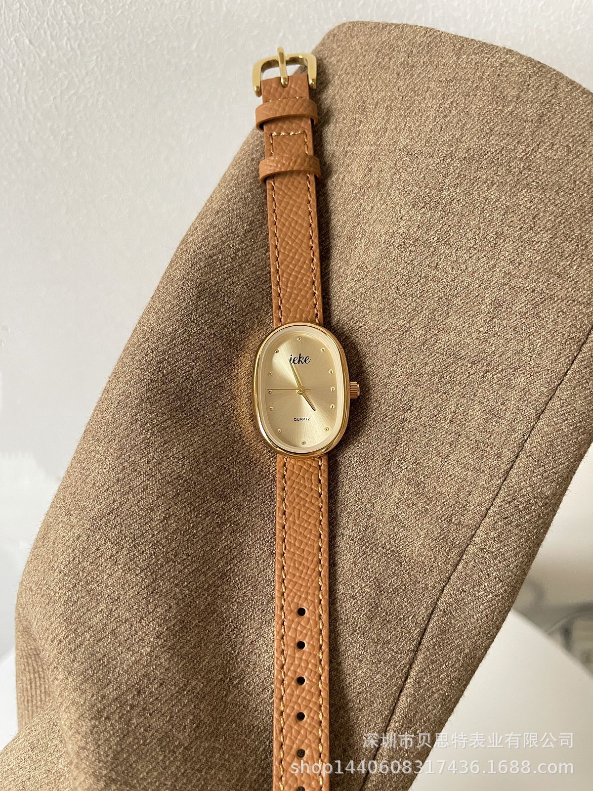 A popular and niche design item in foreign trade, a golden mid-style bracelet watch for women, is light luxury and retro. One-piece consignment service pic 10