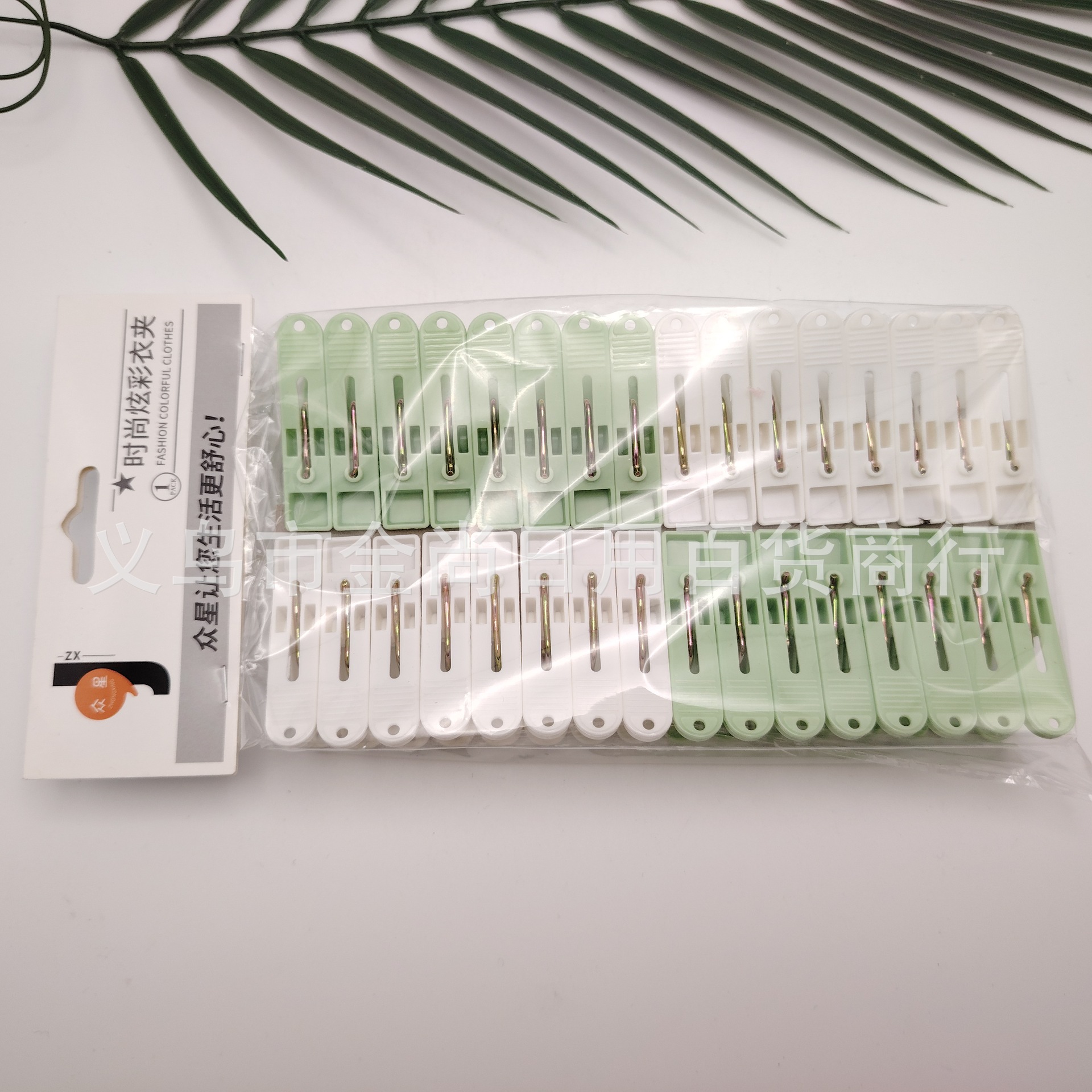 Factory direct sales of strong windproof clips, two-color mixed drying clips, plastic clothes drying clips, anti-slip small clips, retail and wholesale pic 2