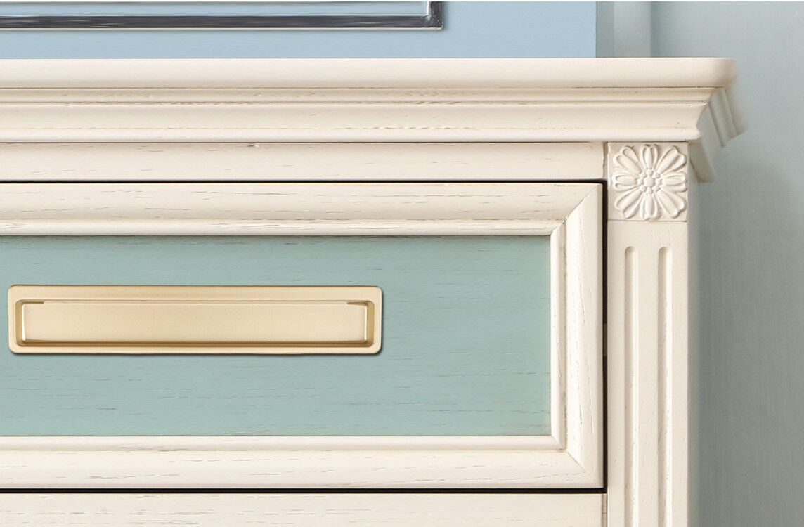 The black invisible handle of the tatami is embedded with the drawer handles of the cabinets and wardrobes. The sliding door is equipped with a golden concealed embedded handle pic 20