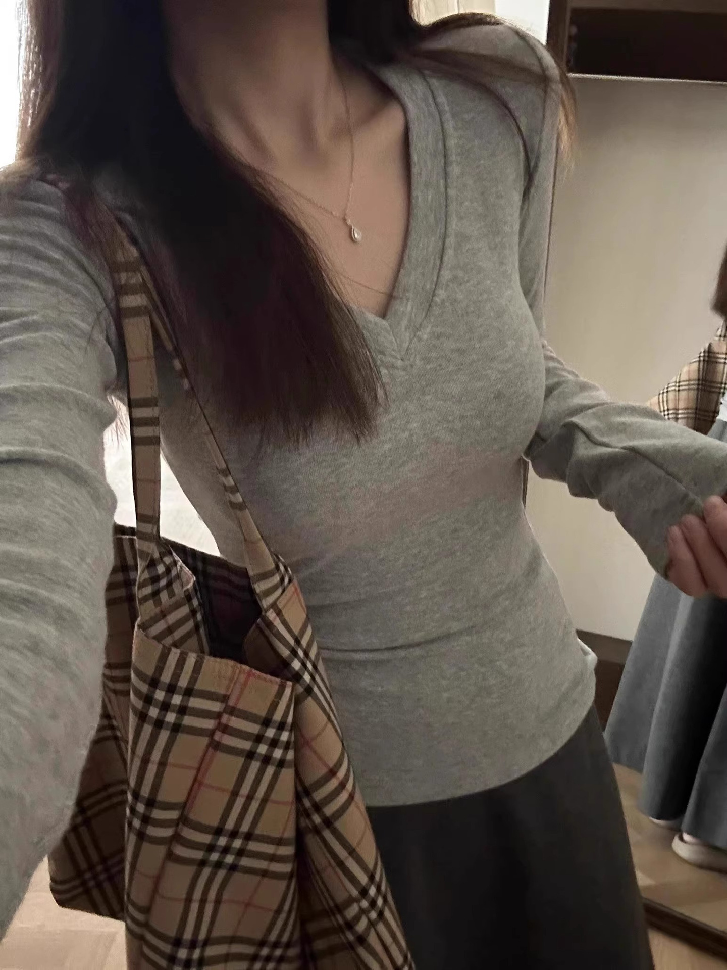 【工厂直销】正肩收腰V领长袖t恤女秋季纯欲修身辣妹紧身内搭上衣详情8