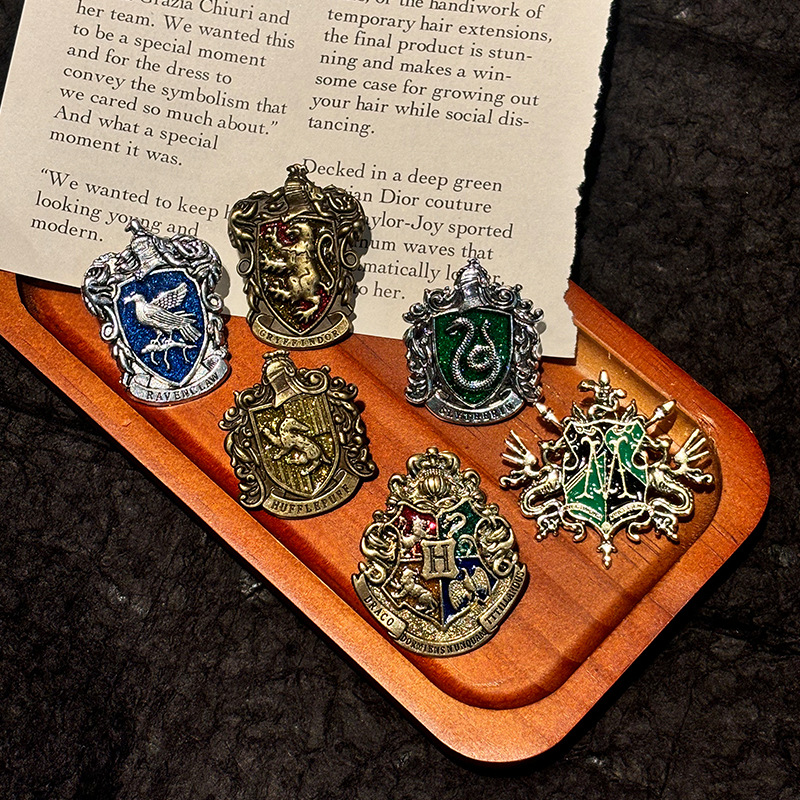 哈利波特周边格兰芬多斯莱特林学院浮雕纹理复古怀旧合金徽章胸针详情3