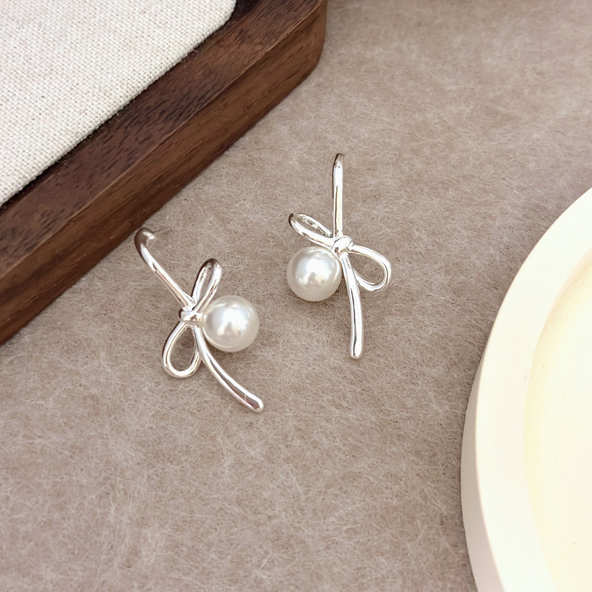 Bow pearl earrings, a niche design for women, ear studs, no ear holes, one-piece mosquito-repellent incense plate ear clips pic 2