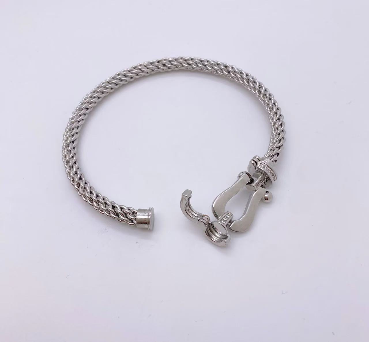 This 18K gold couple bracelet features a versatile horseshoe buckle and diamond inlay, exuding a sense of high-end European and American fashion pic 5