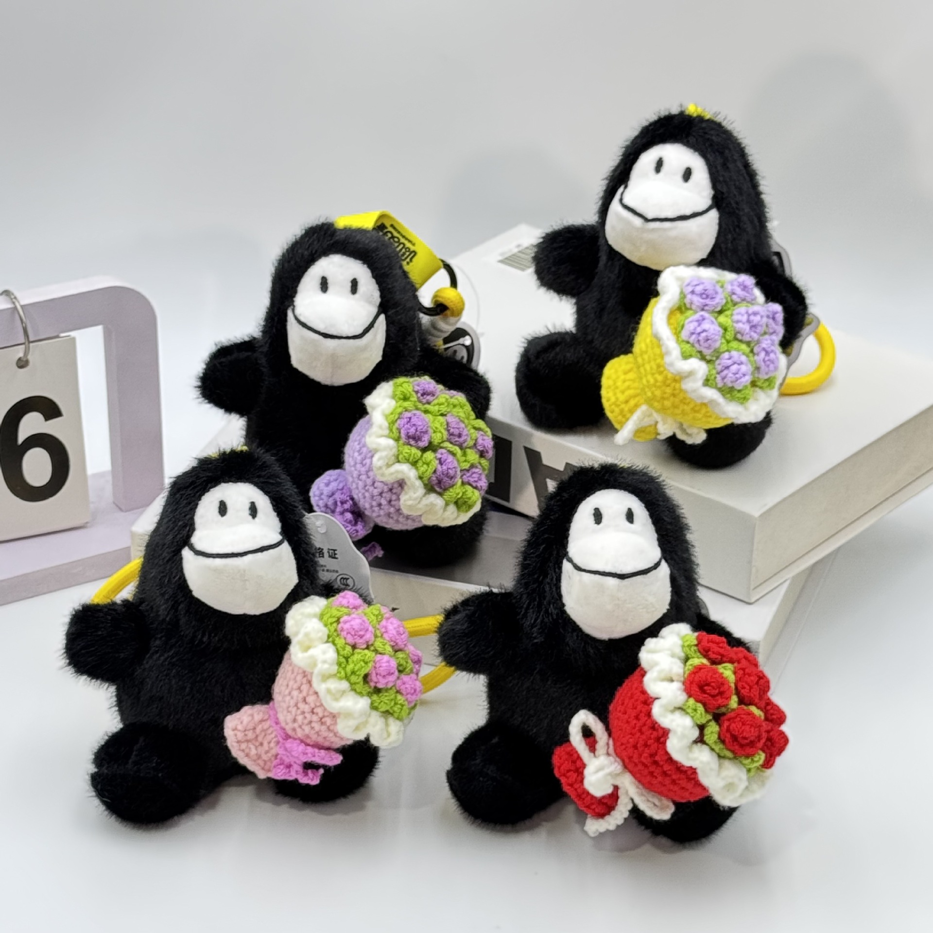 调皮猩正版捧花毛绒挂件学生书包包钥匙扣挂饰男女孩生日可爱礼品详情7