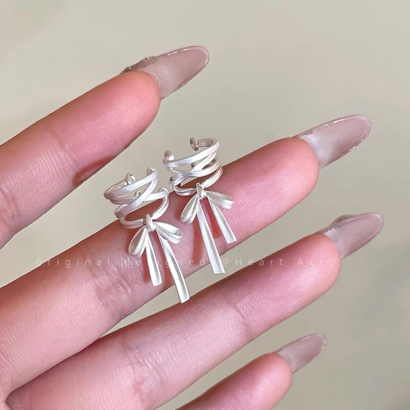 The matte bow ear bone clip with a touch of light luxury and high-end feel is a bestseller for Spring/Summer 2024. It is a niche accessory with no holes and a high-end feel pic 2