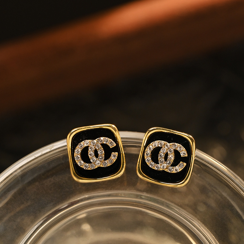 Simple square retro black small chanel-style stud earrings for women with a light luxury and high-end feel, 2024 new style earrings pic 59