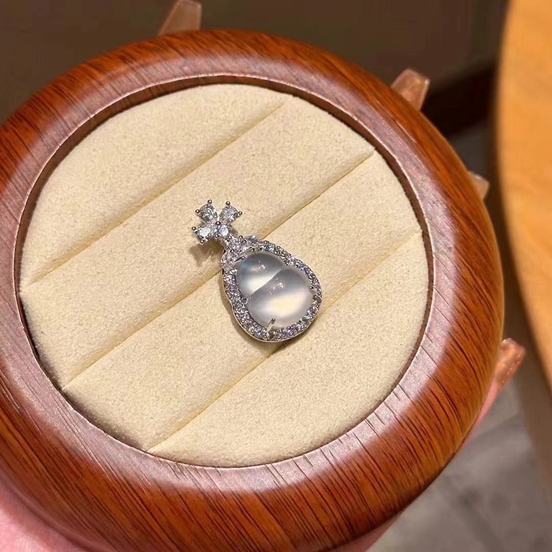 The pure silver water foam jade necklace has a strong luster, is fresh and transparent. The 925 silver gourd pendant features a niche design and is suitable for both men and women pic 2