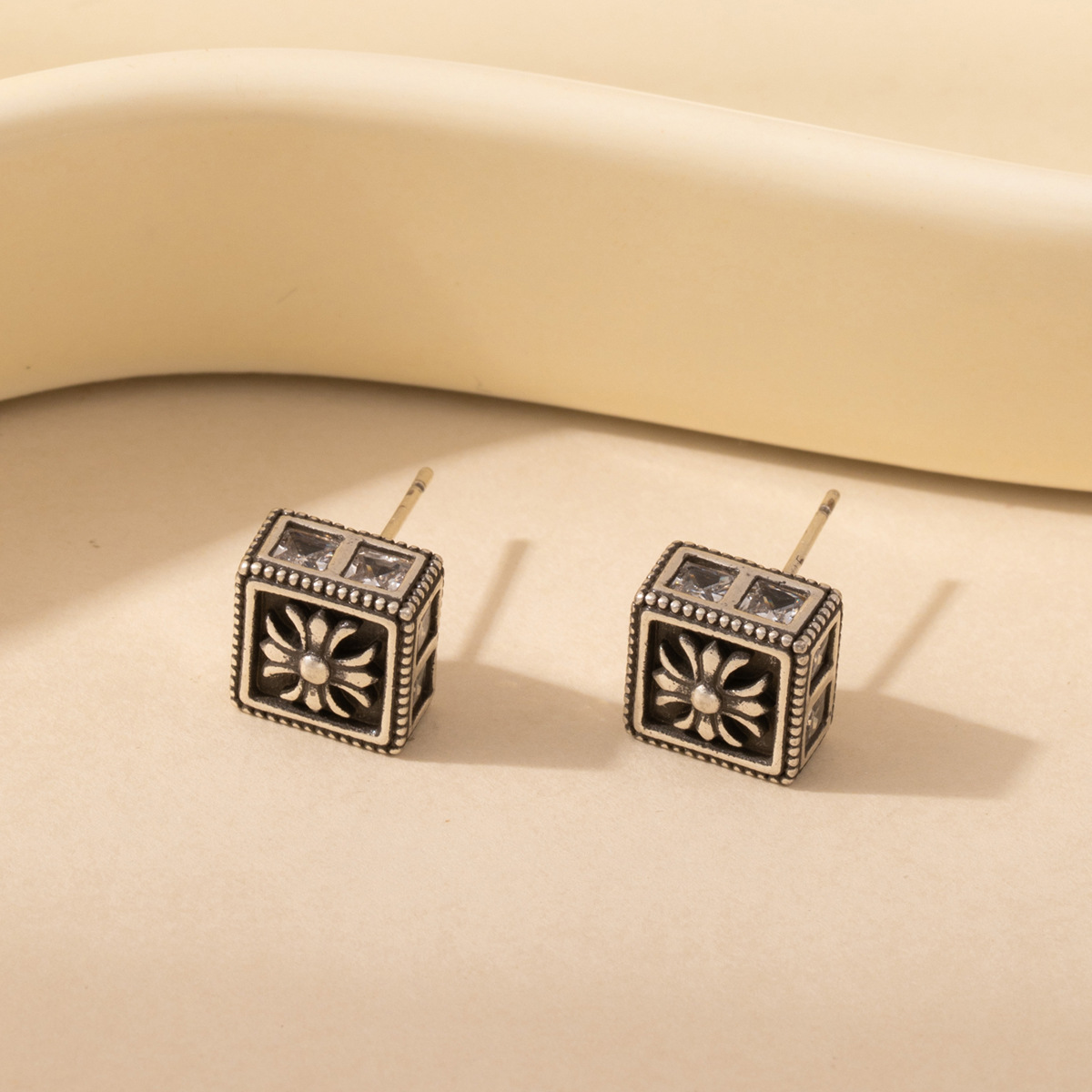 Aged Croton cross zircon square stud earrings for women, sweet, cool, neutral style, unique, fashionable and versatile earrings and earrings pic 8