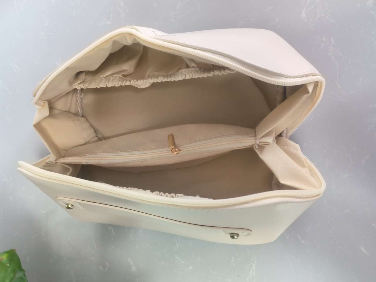 PU皮云朵枕头化妆包大容量高颜值旅行便携洗漱包批发化妆品收纳包详情3