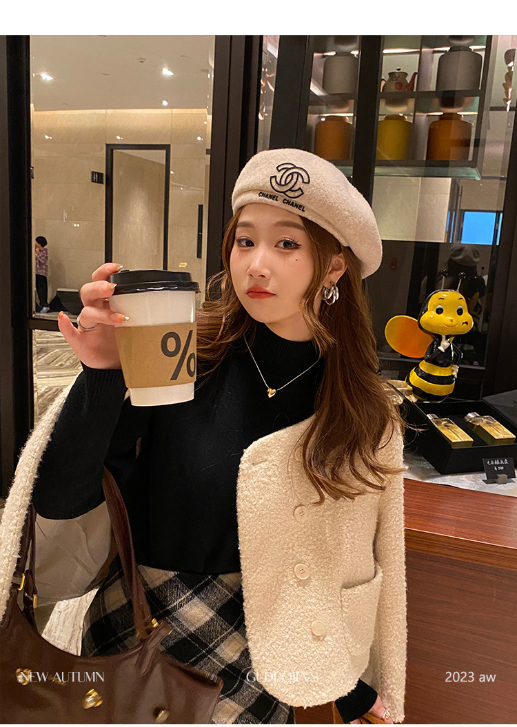 For women in winter, add a thick one-piece fleece jacket. For autumn and winter, pair it with a semi-high neck knitted base layer and a white warm top pic 34