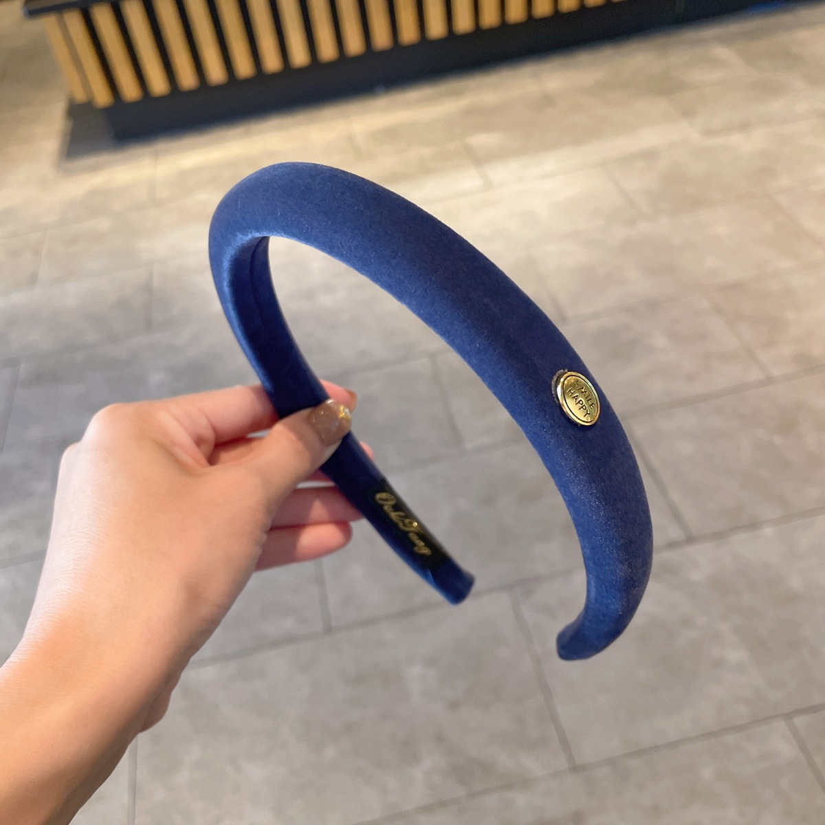 The small gold label narrow version of the colorful velvet hairband is a new autumn and winter high top sponge headband and a versatile hairpin accessory pic 5