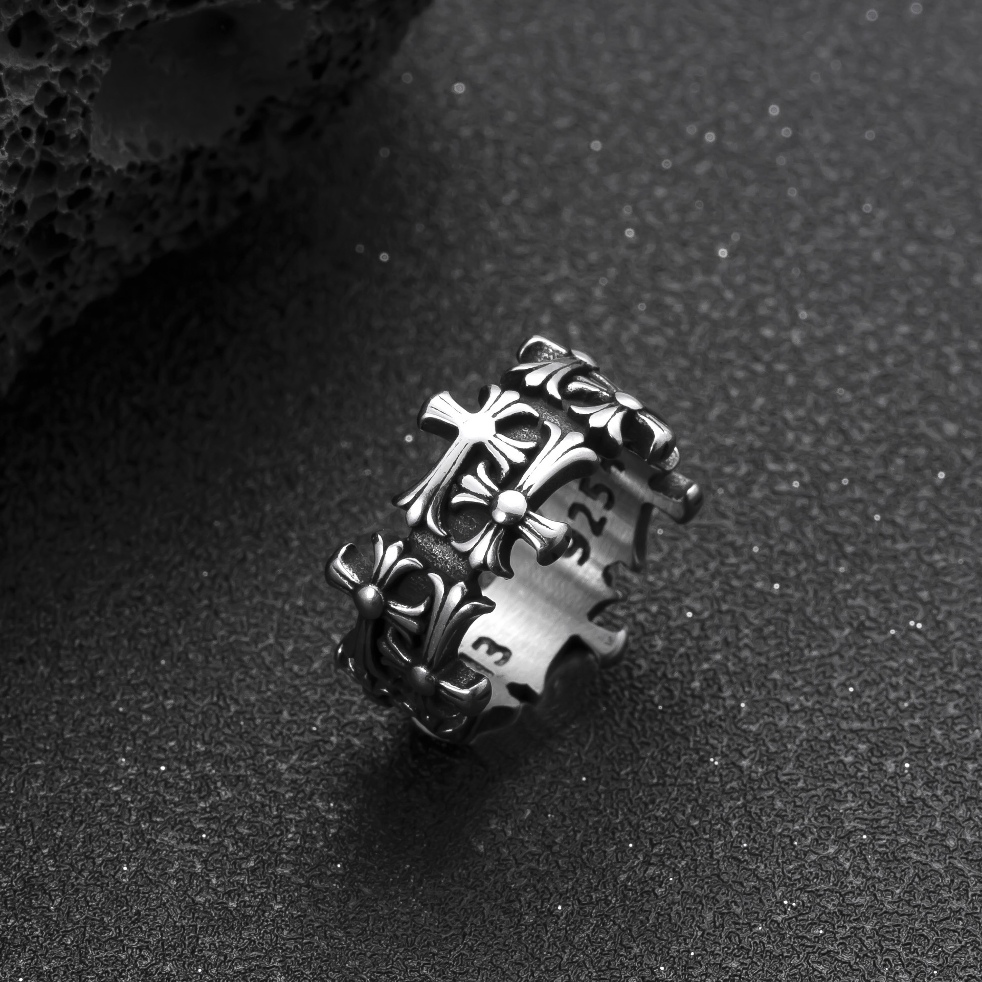 跨境新品不锈钢饰品个性朋克风男士指环铸造骷髅头钛钢戒指批发厂详情22