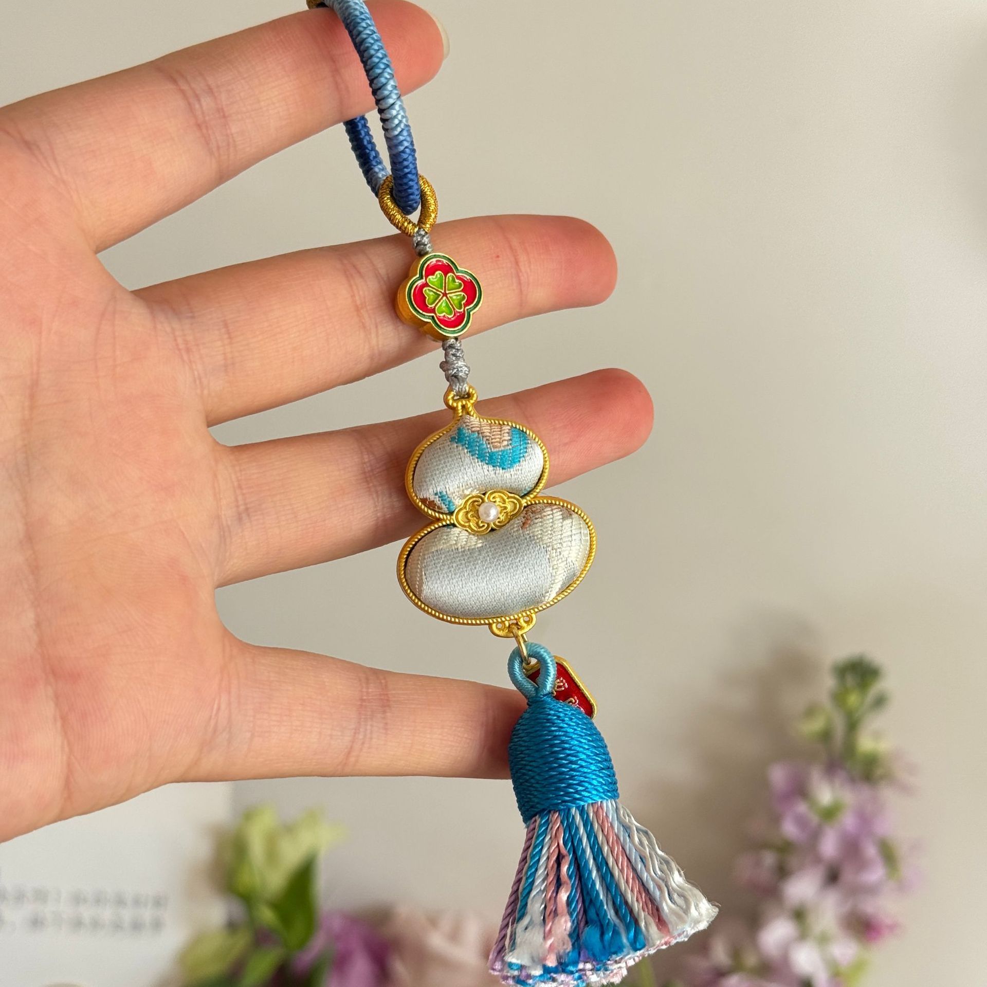 Intangible cultural heritage handcrafted imitation Song Dynasty brocade gourd tassel style pendant, keychain bag, exquisite mobile phone chain, high-end style Chinese pendant pic 5