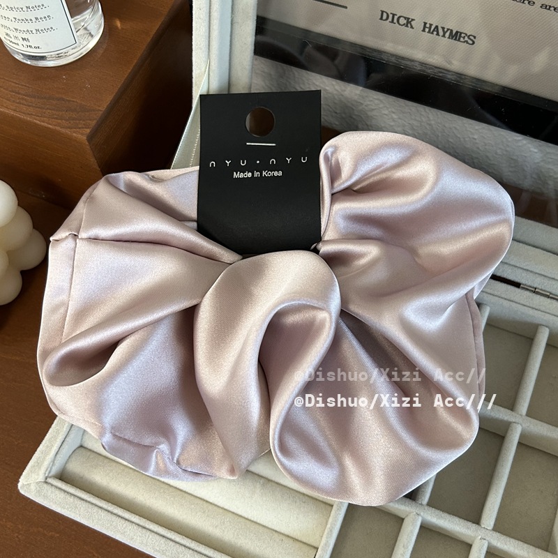 High-quality, retro large intestine hair band with a large 18cm diameter satin finish, exuding a fashionable and high-end vibe. Large intestine hair band headband pic 18