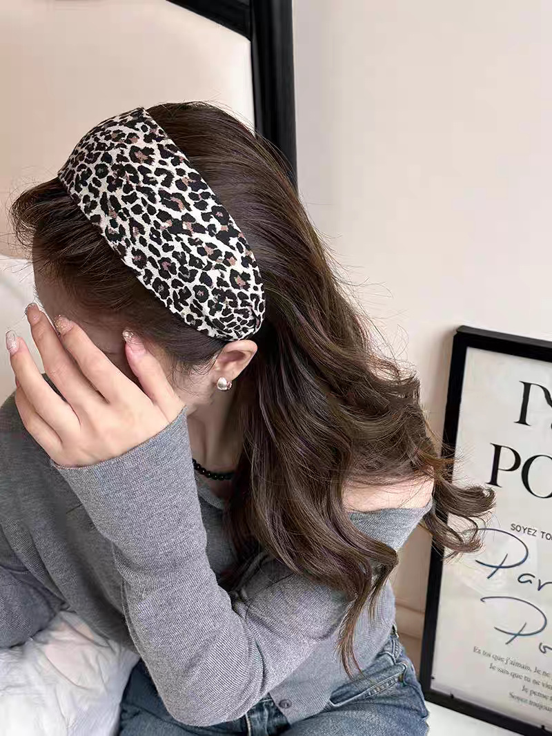 Wide-brimmed leopard print headband for women, exuding a sense of sophistication and fashion. It features a high headband style with a retro pressure on the top of the head, as well as a face-washing headband accessory pic 6