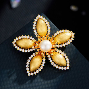 原创设计国风轻奢金色拉丝竹叶胸针铜合金镶锆淡水珍珠高级感别针详情3
