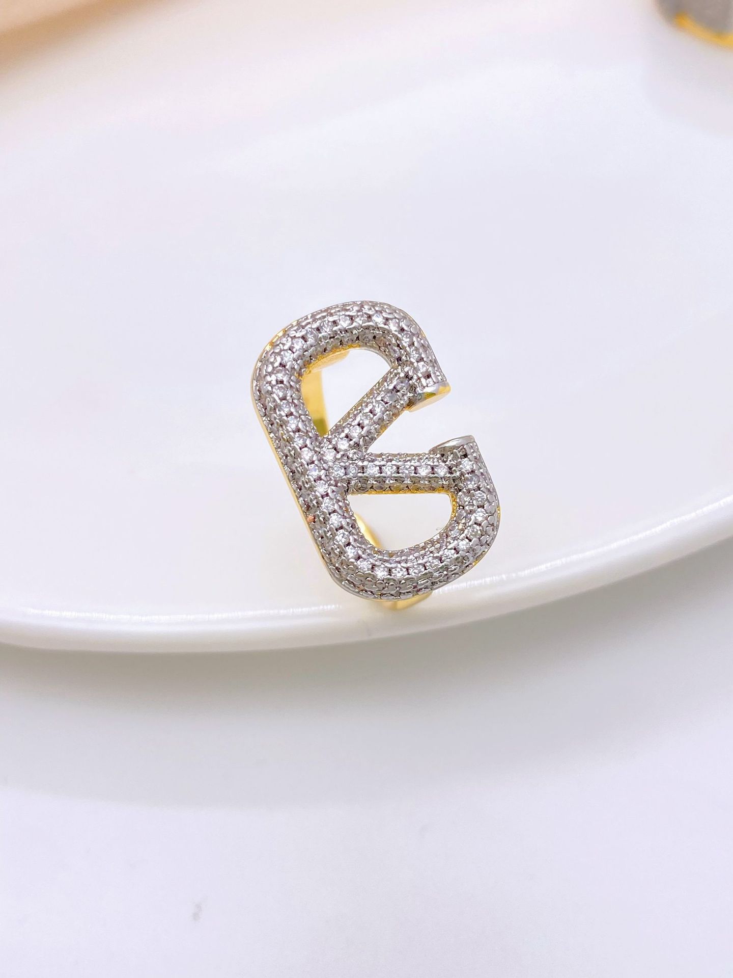 A full-diamond H ring set with light luxury sparkling diamonds and high-carbon diamonds, a classic and versatile light luxury ring style pic 5