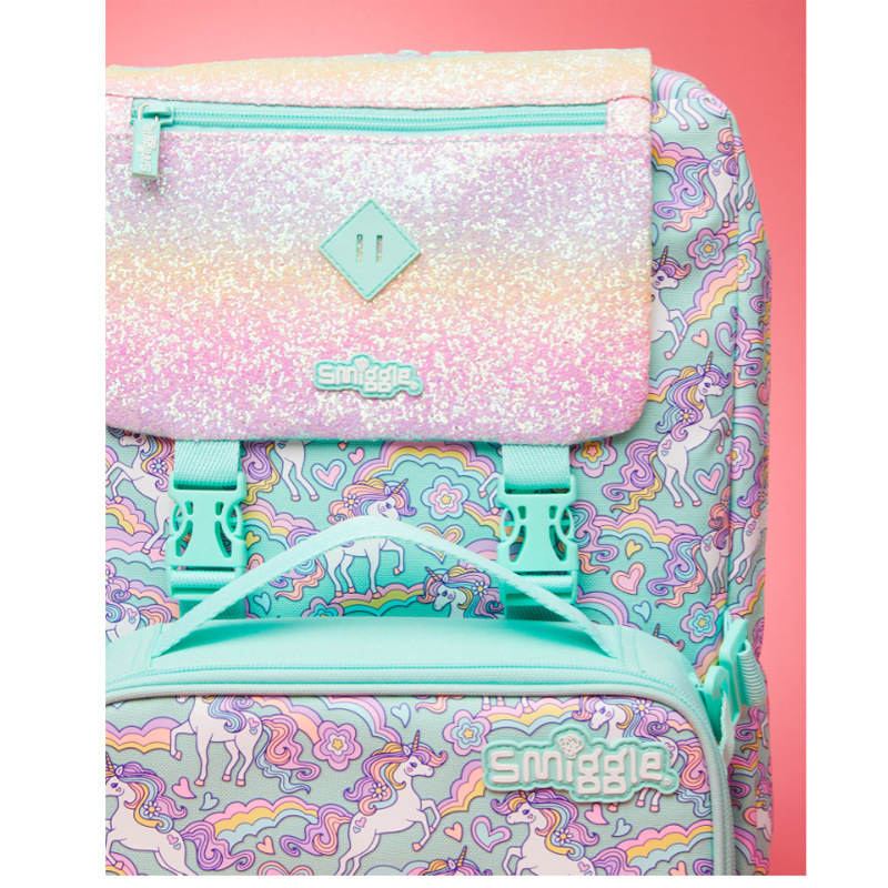 ويستطيع الأطفال الذين يحملون حقائب مدرسية من طراز Smiggle الكبيرة في أستراليا الحصول على حقائب ترفيهية مزدوجة في الهواء الطلق pic 9