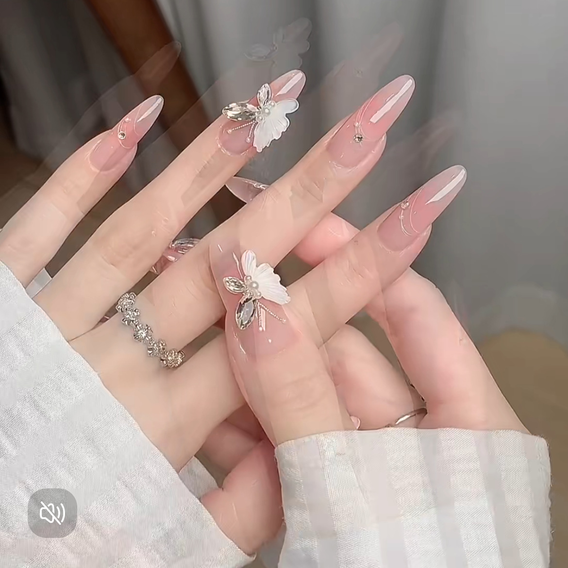 爆款手工成品冰晶蝴蝶美甲钻冰透水晶马眼钻合金镶钻爆闪指甲饰品详情3