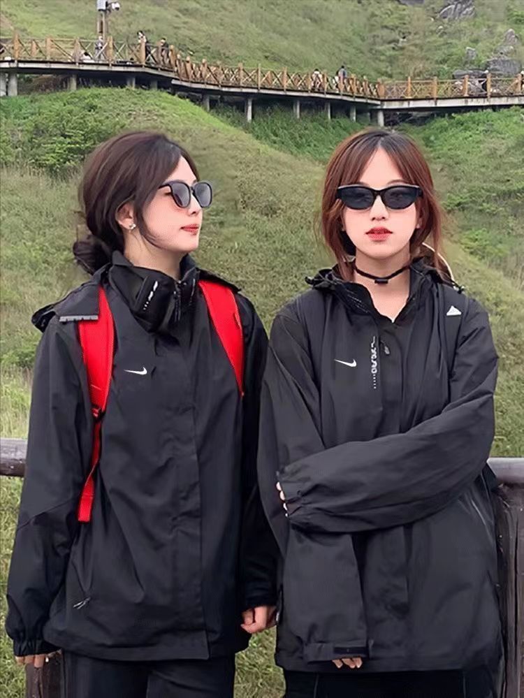 This is a trendy American-style windproof and waterproof couple jacket for men and women, suitable for outdoor casual sports in autumn and winter. The jacket is loose pic 12