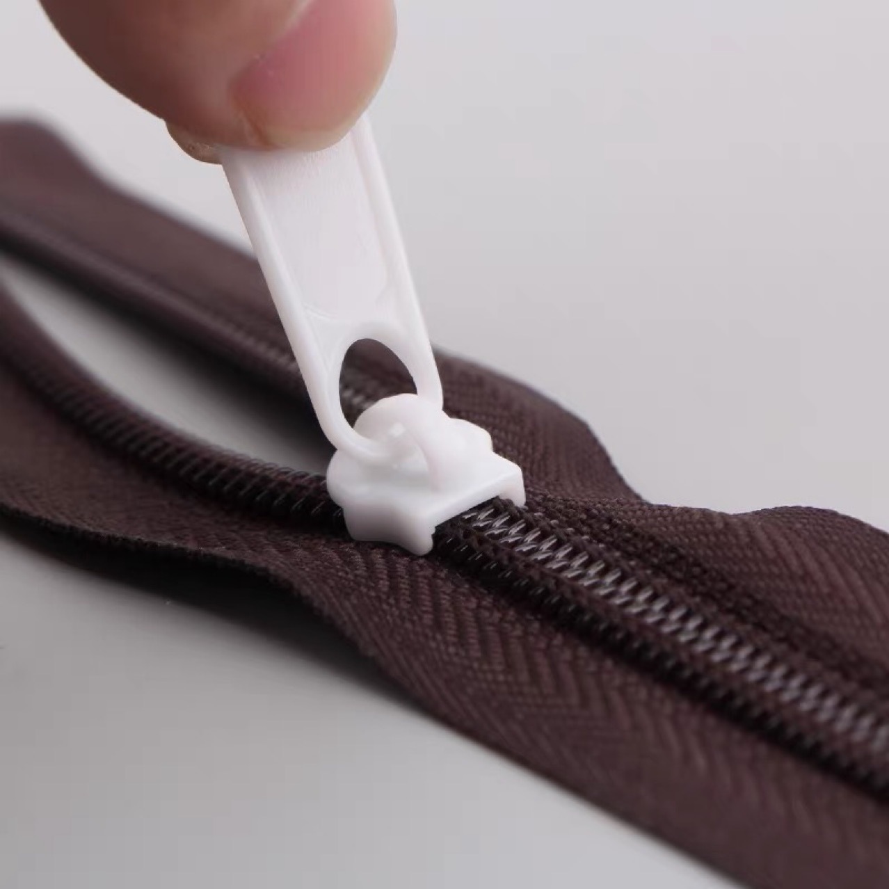 3号5号尼龙齿塑料拉头 过安检拉链头 尼龙塑料双面拉锁头黑色白色详情12