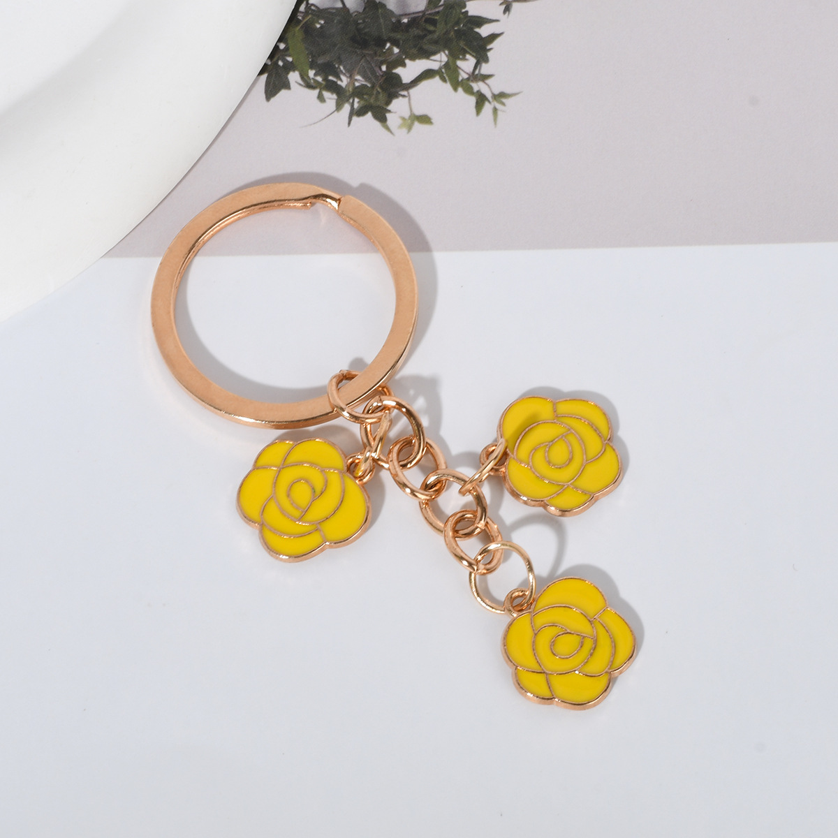 精品挂件扣上新小众多色可选节日送礼粉白蓝三朵玫瑰花工艺钥匙扣详情8