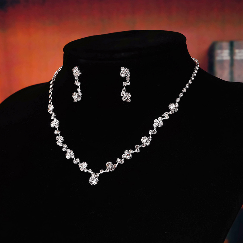 European and American bestsellers, light luxury, niche and exquisite necklaces, versatile, stylish, fashionable and individual two-piece set of necklaces and stud earrings pic 3