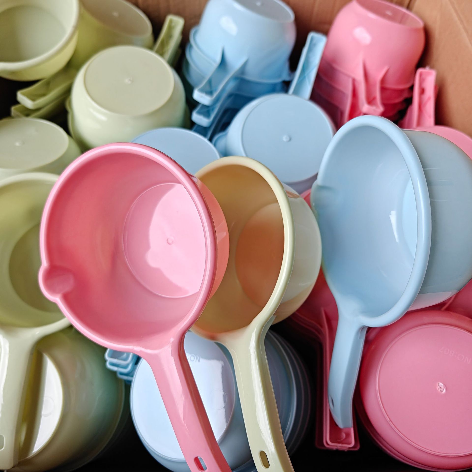 【】807 water ladle 300/ piece 807 water ladle colorful household plastic water ladle water spoon kitchen daily use 水舀子1 yuan wholesale supply pic 1