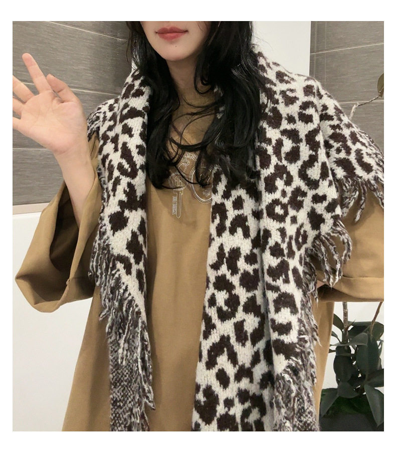 A new autumn and winter collection of leopard-print fringed scarves for women, featuring a high-end woolen triangular shawl and a retro and fashionable shawl. Wholesale from street stalls pic 20