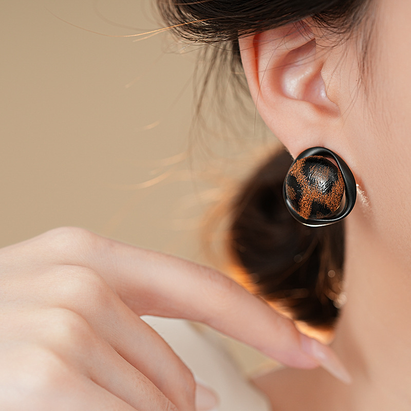 银针跨境复古皮革豹纹圆形耳钉欧美潮流高级感耳环时尚美拉德耳饰详情16