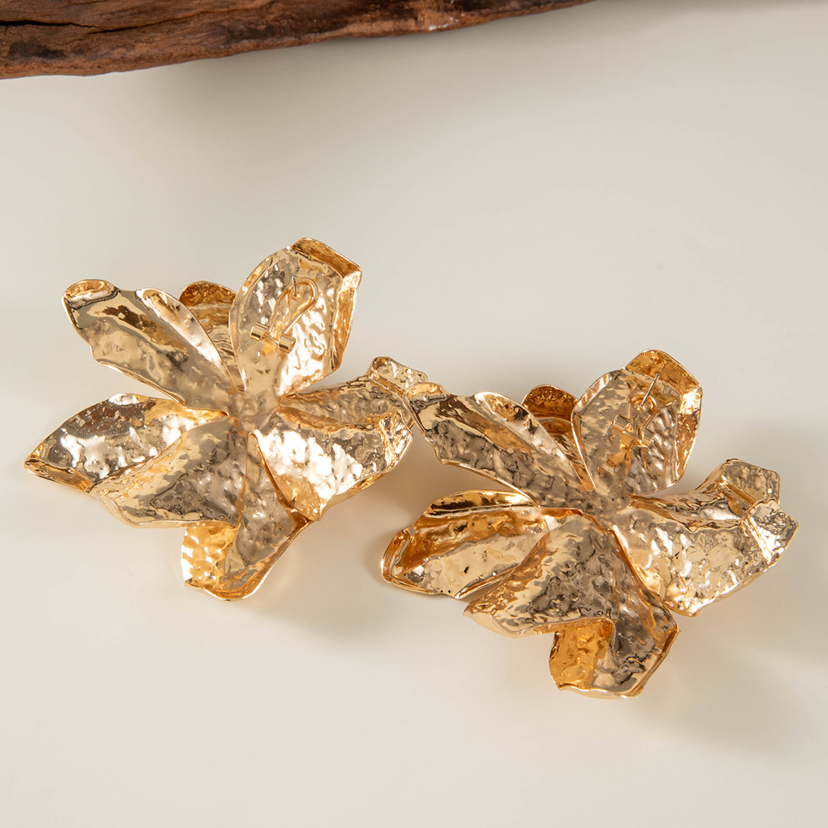 欧美跨境时尚几何设计感褶皱花朵耳环 小众镶珍珠高级感耳环耳饰详情6