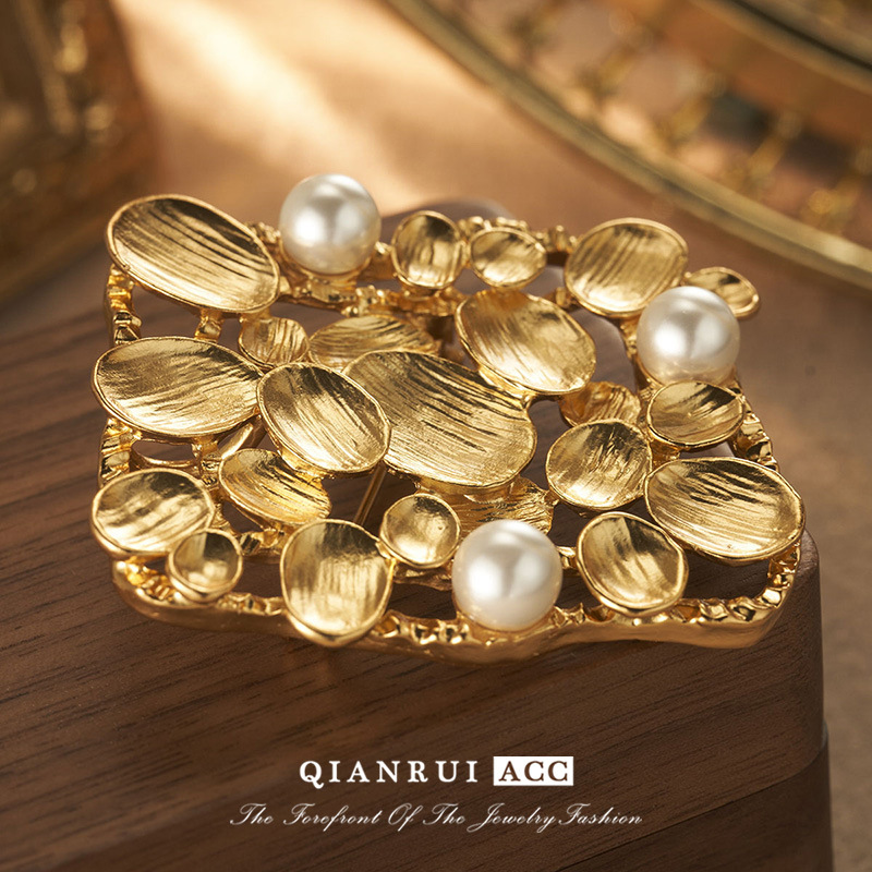 Wholesale of retro high-end gold niche design brooches, heavy industry light luxury fashion Vintage accessories pic 18