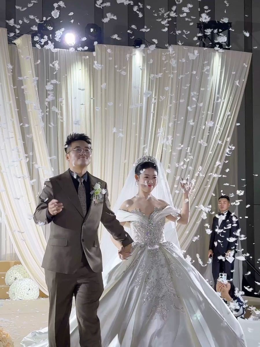 网红羽毛礼炮加量填充礼花炮手持婚礼礼炮枪礼花筒花瓣雨结婚礼炮详情5